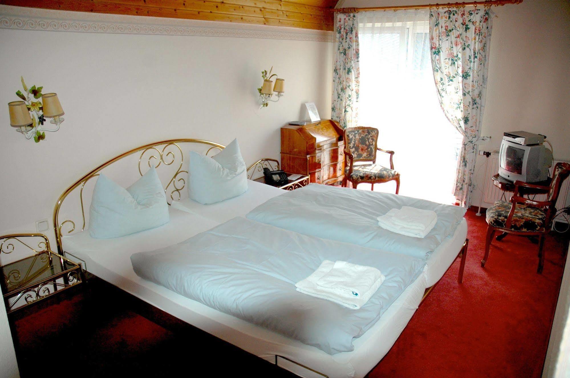 Zum Neuen Schwan Hotel Walluf Ngoại thất bức ảnh